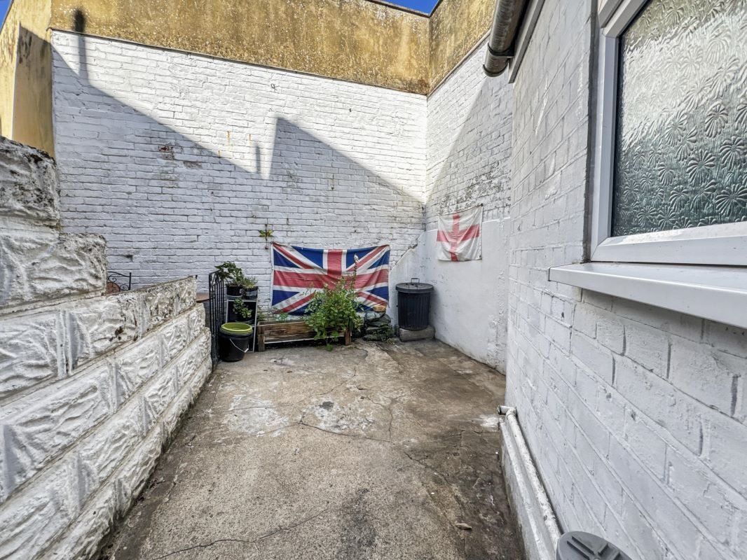 Flat 1, 10 Rosemary Road, Clacton-on-Sea, Essex, CO15 1NX lot image - 9