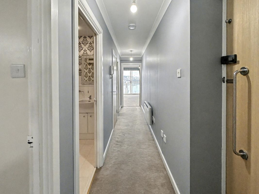 37 Neptune Square, Ipswich, Suffolk, IP4 1QH lot image - 2