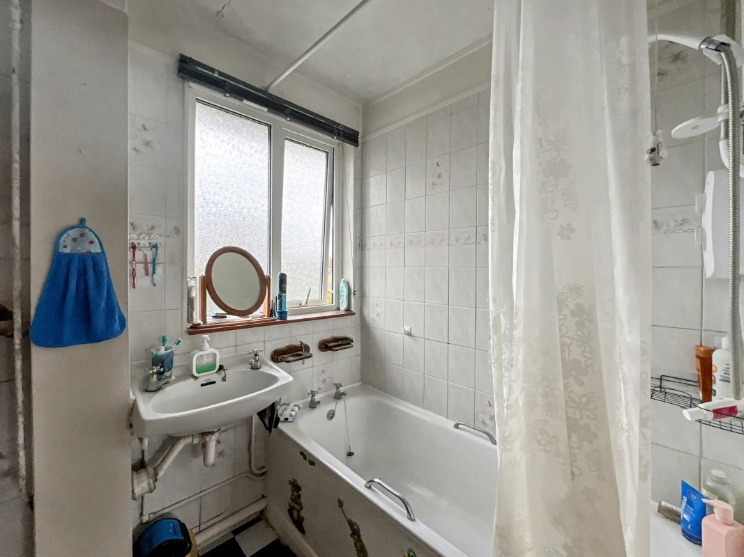 486 Bramford Lane, Ipswich, Suffolk, IP1 5JY lot image - 7