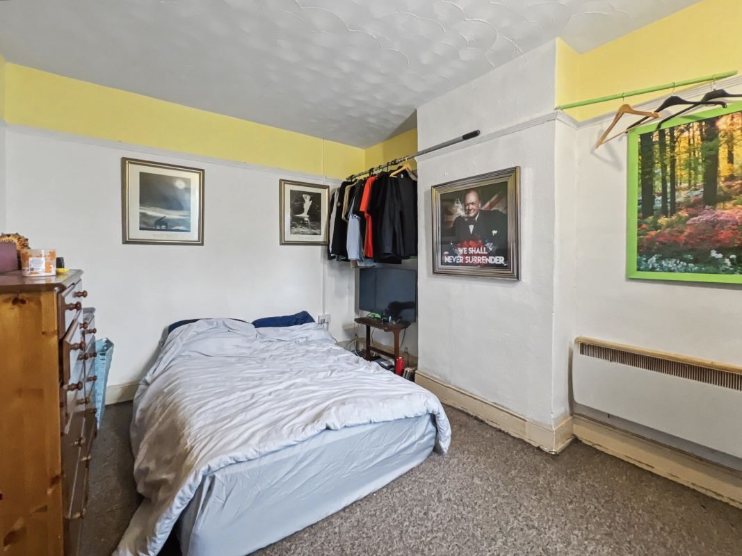 33 Foxhall Road, Ipswich, Suffolk, IP3 8JU lot image - 4