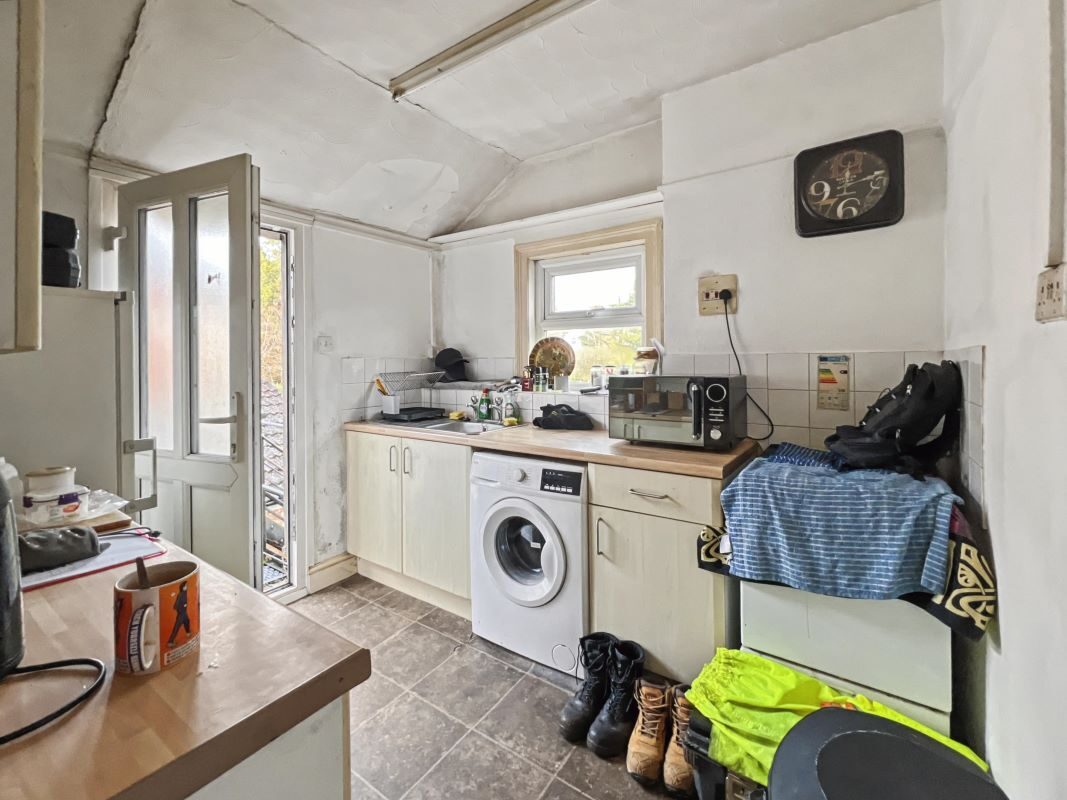 33 Foxhall Road, Ipswich, Suffolk, IP3 8JU lot image - 6