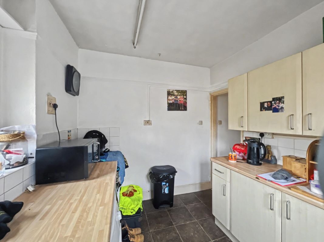 33 Foxhall Road, Ipswich, Suffolk, IP3 8JU lot image - 9