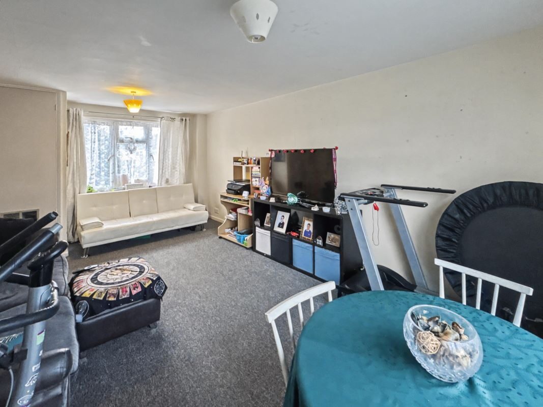 42 Heath View, Kesgrave, Ipswich, Suffolk, IP5 1NH lot image - 2