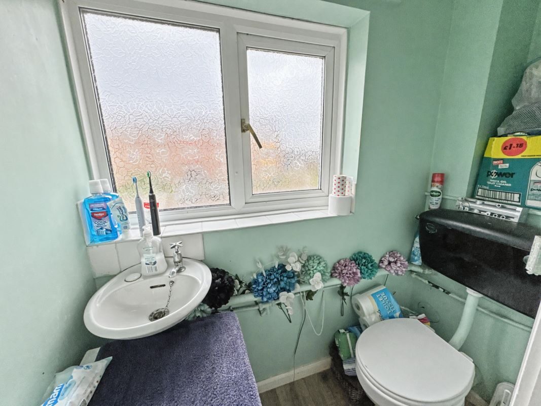 42 Heath View, Kesgrave, Ipswich, Suffolk, IP5 1NH lot image - 5