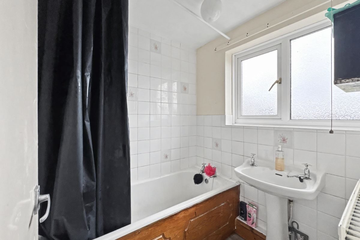 42 Heath View, Kesgrave, Ipswich, Suffolk, IP5 1NH lot image - 7