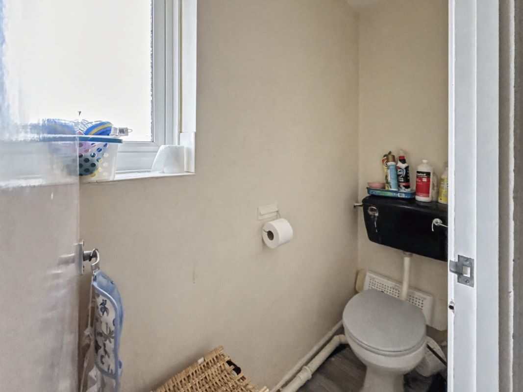 42 Heath View, Kesgrave, Ipswich, Suffolk, IP5 1NH lot image - 8