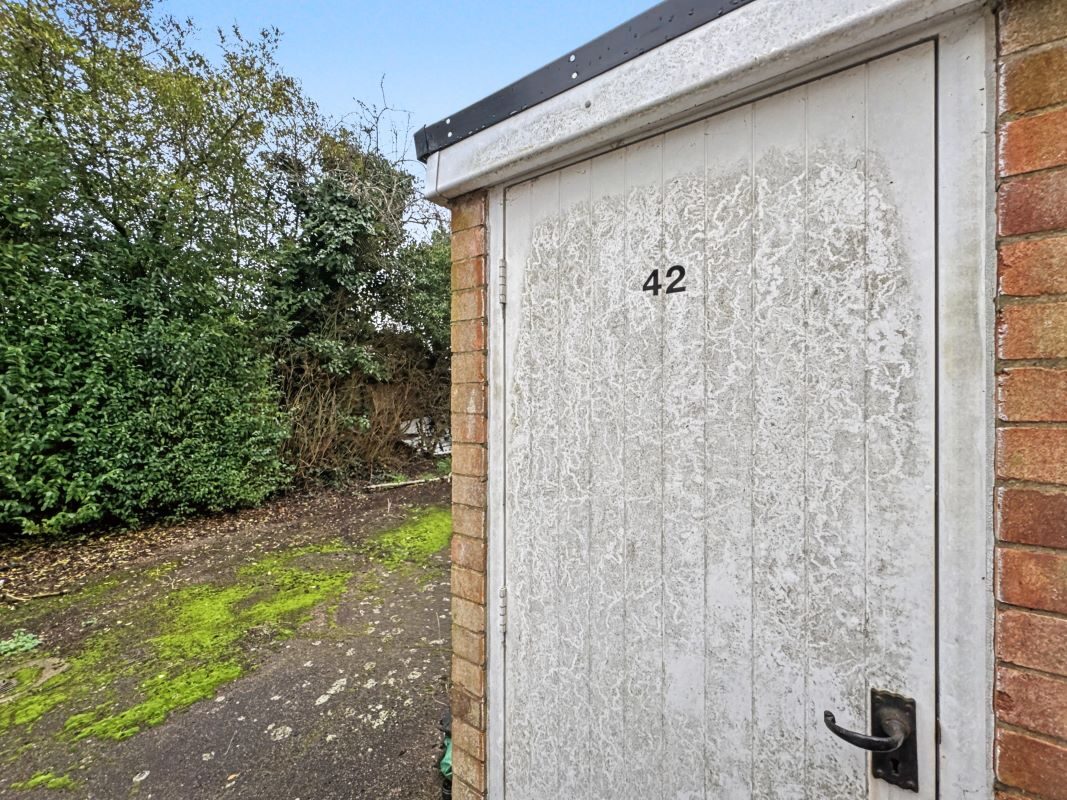 42 Heath View, Kesgrave, Ipswich, Suffolk, IP5 1NH lot image - 14