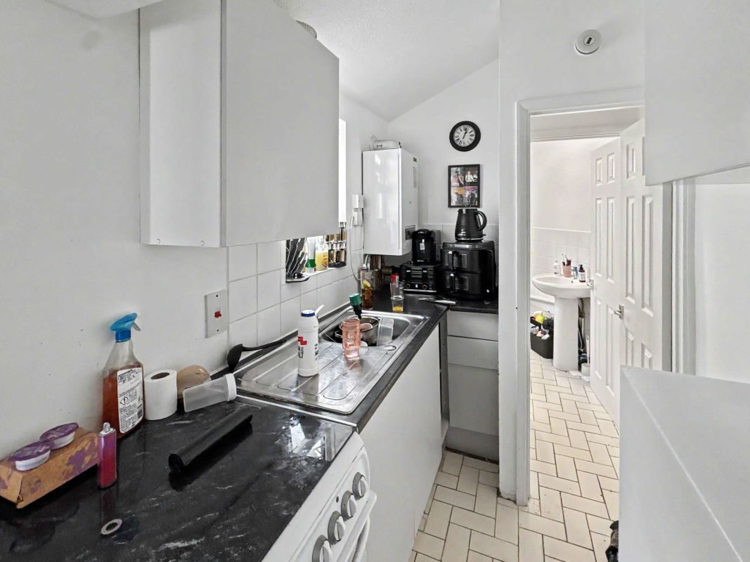 Flat 1, 10 Rosemary Road, Clacton-on-Sea, Essex, CO15 1NX lot image - 3