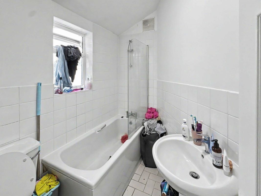 Flat 1, 10 Rosemary Road, Clacton-on-Sea, Essex, CO15 1NX lot image - 4