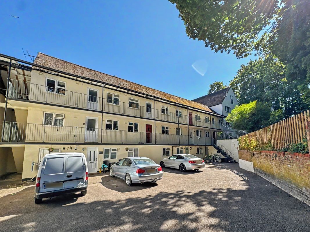 Flat 8, Chilton Court, Belstead Avenue, Ipswich, Suffolk, IP2 8NS lot image - 2