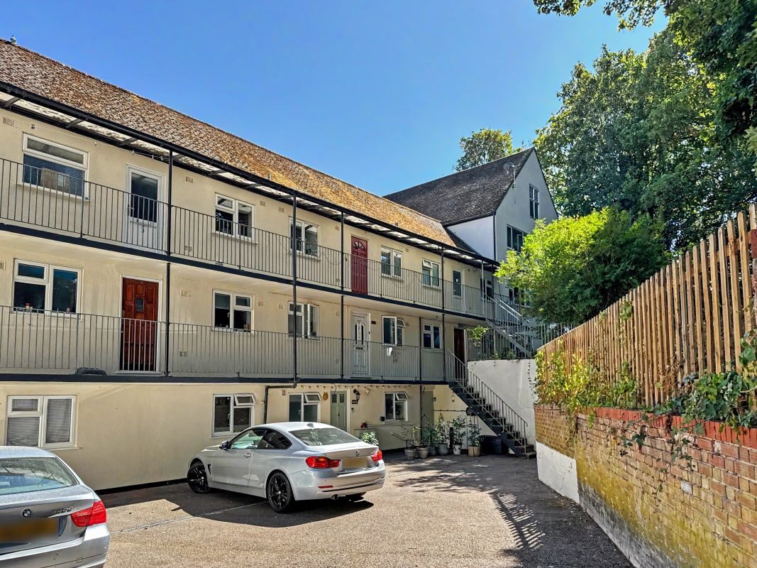 Flat 8, Chilton Court, Belstead Avenue, Ipswich, Suffolk, IP2 8NS lot image - 3