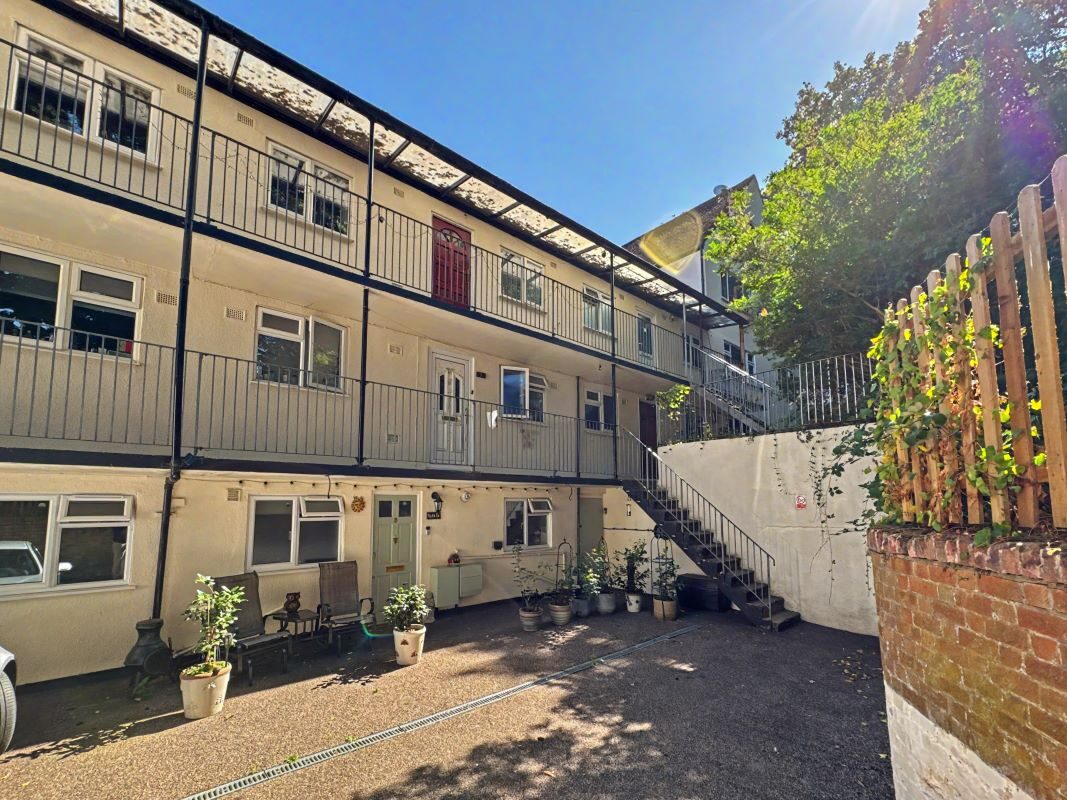 Flat 8, Chilton Court, Belstead Avenue, Ipswich, Suffolk, IP2 8NS lot image - 13