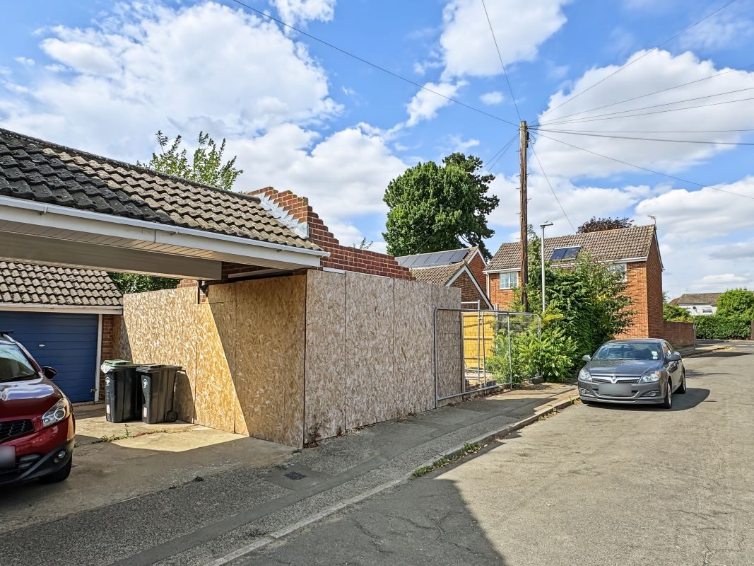 25 Spencer Close, Stansted, Essex, CM24 8AN lot image - 2