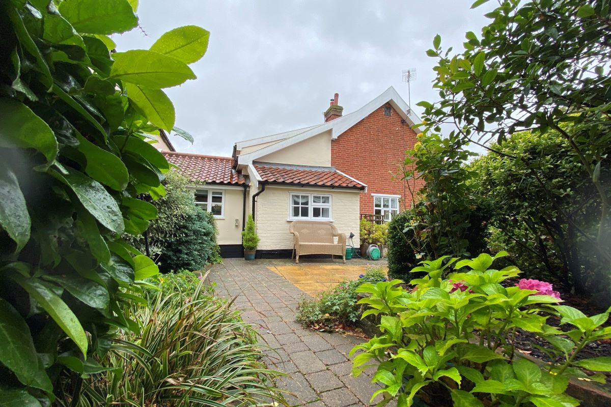 Holly Cottage, Cratfield Road, Fressingfield, Eye lot image - 1